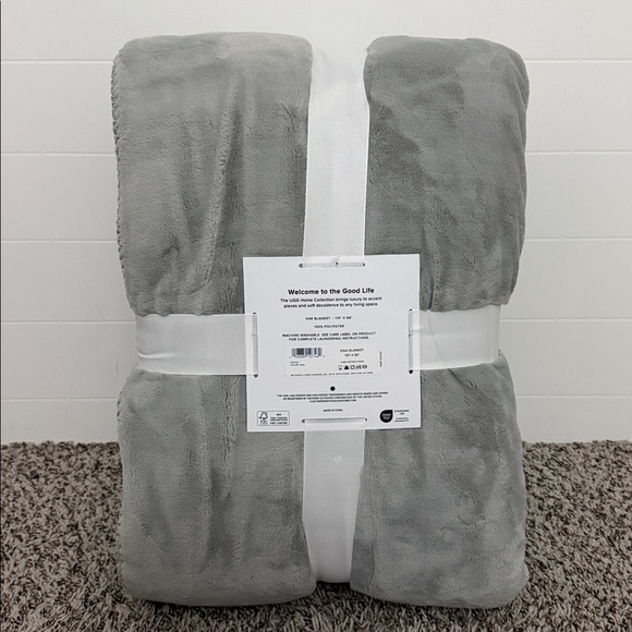 UGG - Novah King Blanket Gray Seal  110" x 96"  New with Tags - Picture 2 of 5